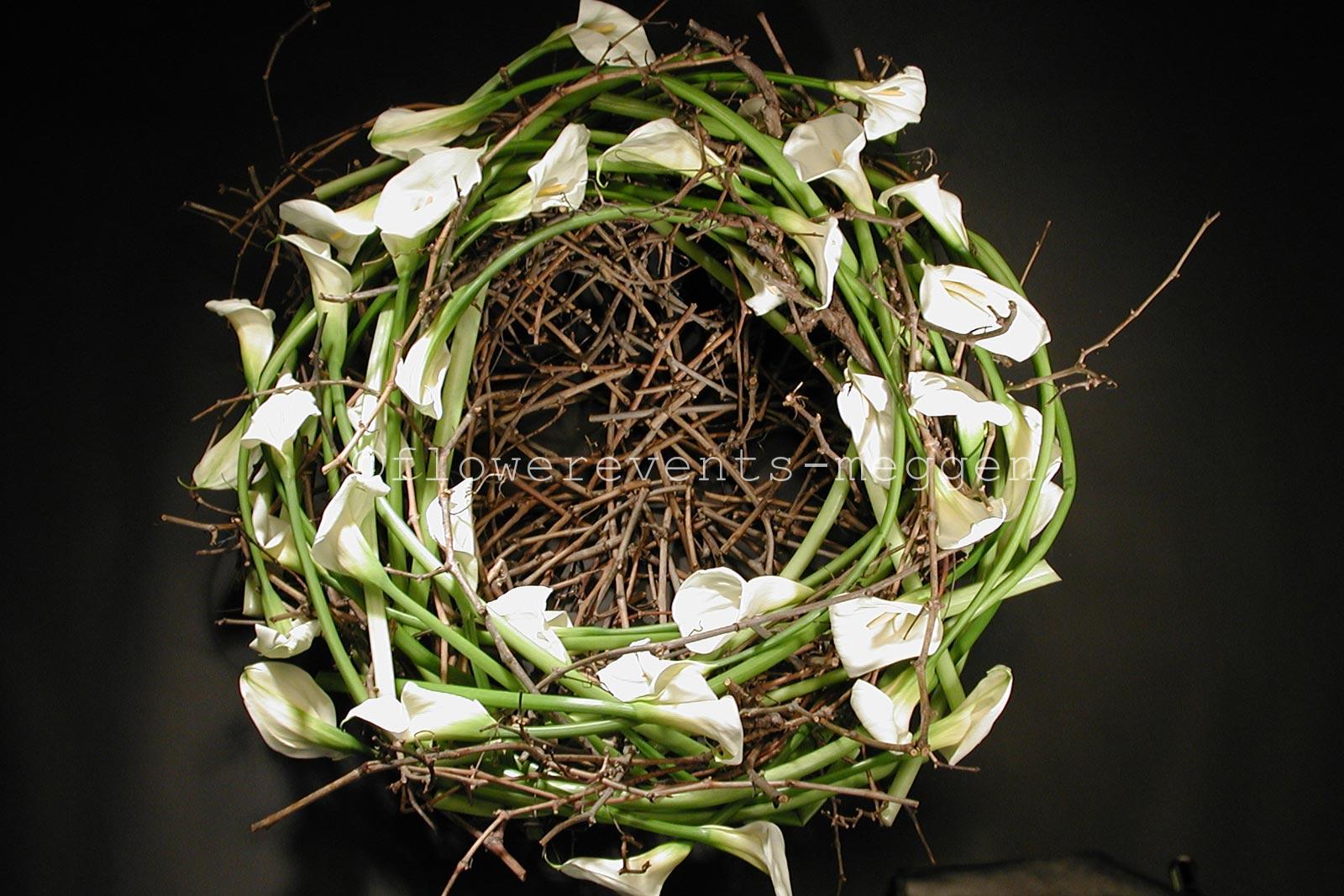 Wreath form calla lilies