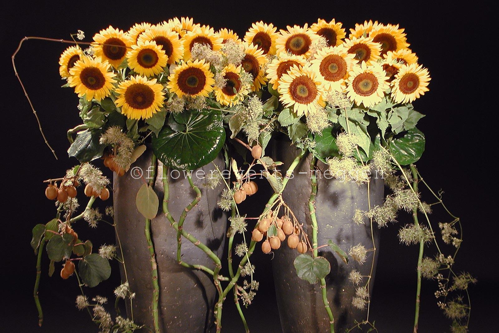 Installation wit sunflowers in Mobach ceramic vases