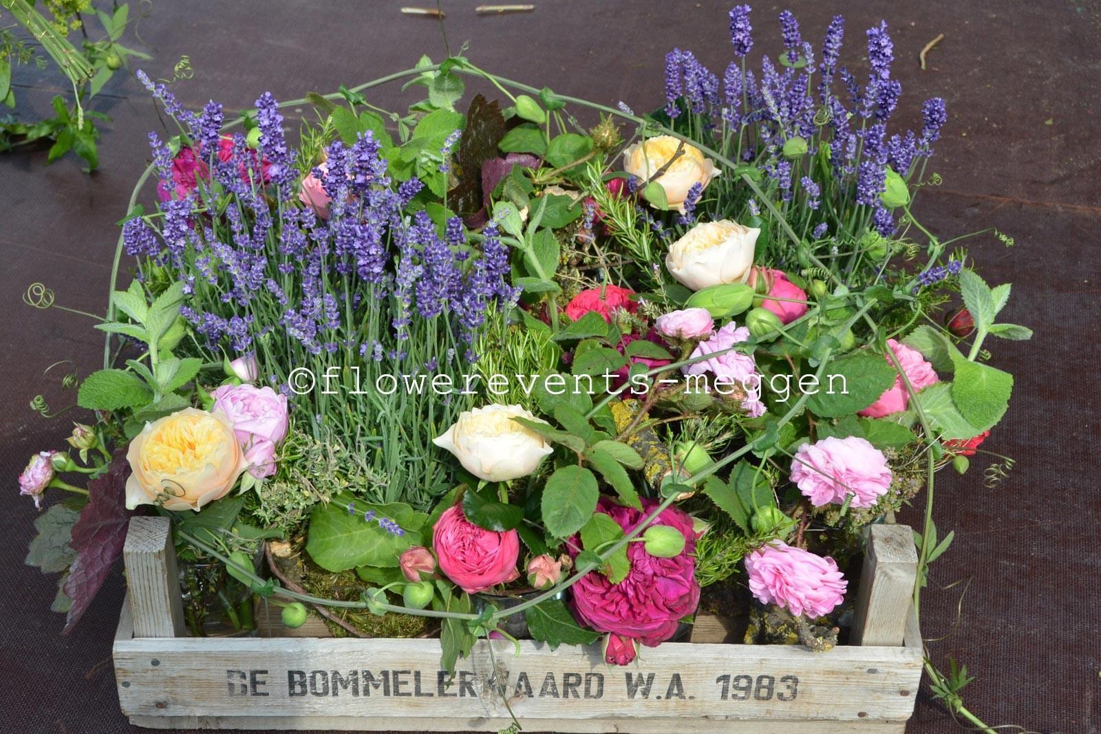 Sommerliches Werkstück mit Lavendel und Rosen