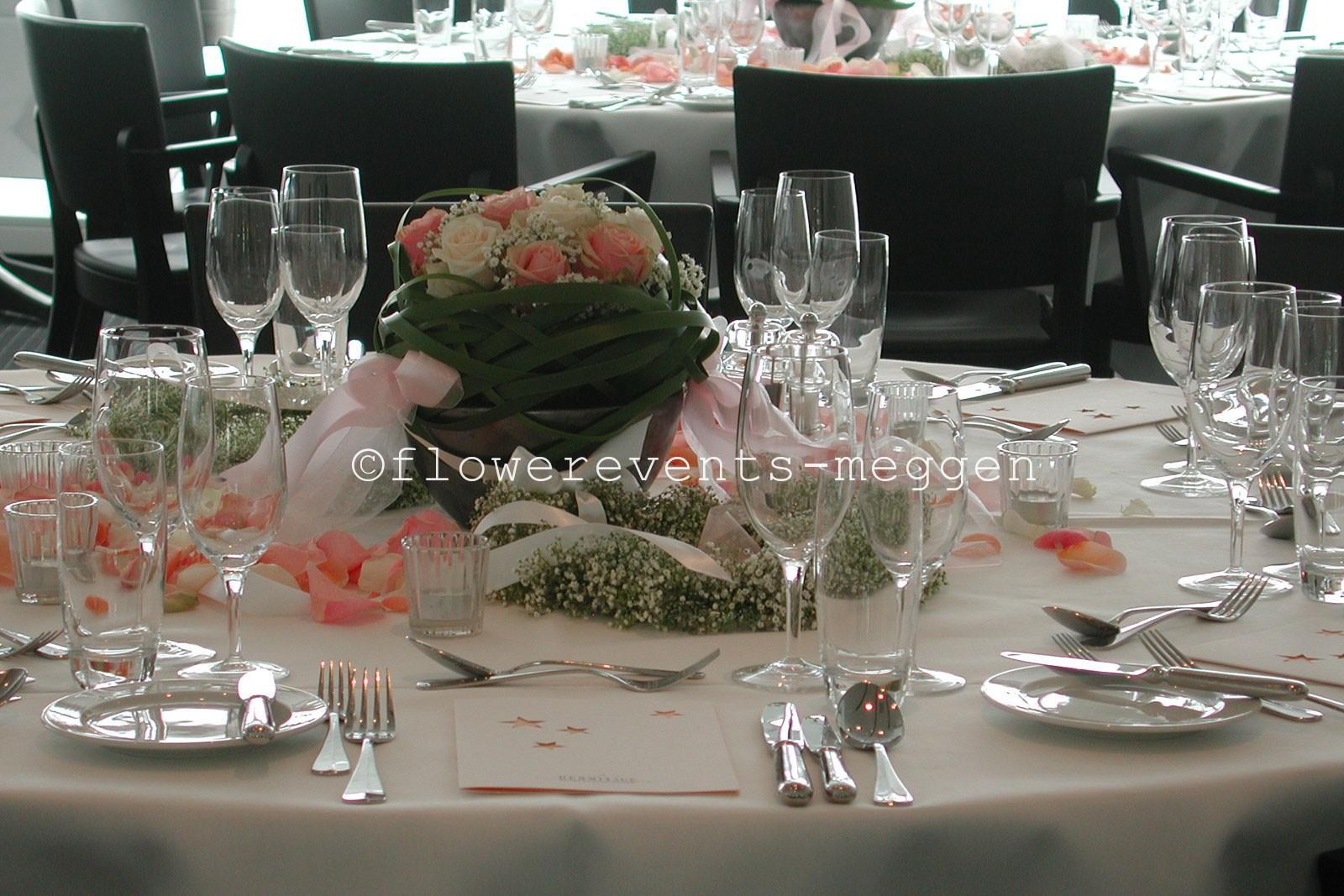Hochzeits dekoration aus weissen und rosa Rosen (detail)