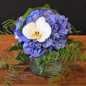Hortensienstrauss mit Orchideen-Akzent