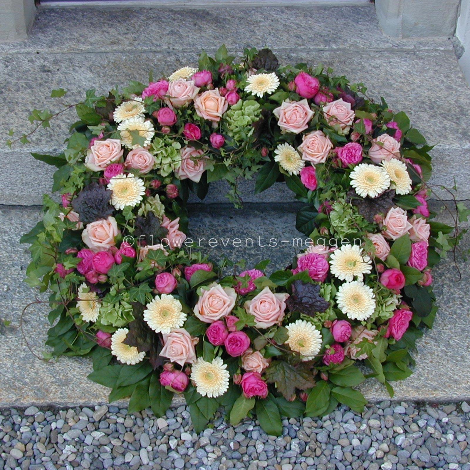Kleinere Blumen -Trauerkränze