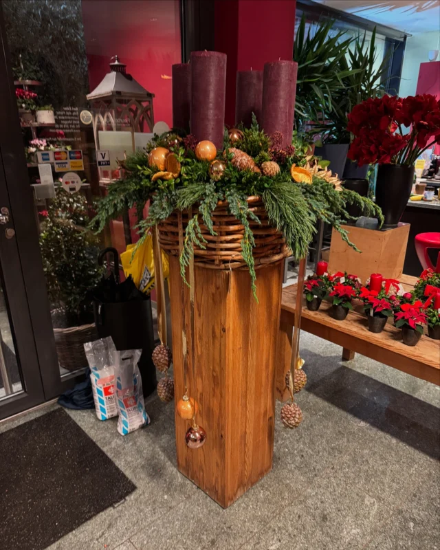 Large Christmas decorations on a stand or pillar available @ flowerevents Meggen

#xmas #christmas #floral #masterflorist #flower #flowerevents #advent #decor #floraldesign #floraldesigner #meisterfloristen