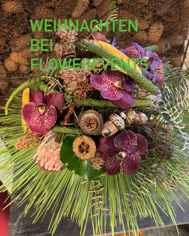 Christmas shopping by Flowerevents the Flowershop from Lucerne #xmas #flowerevents #flowerpower #lastminutegifts #makehappywithflowers @karl.zuber