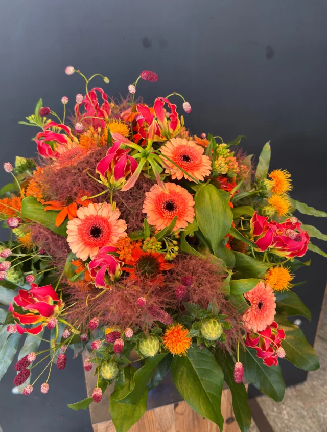 Sommerliche Blumensträusse aus Schweizer Blumen aus dem Fachgeschäft #bouquet #florist #handtied #flowers #mobach flowerevents @karl_zuber_flowerevents