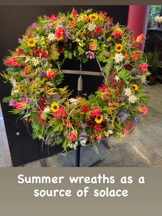Trauer ist oft unvorhergesehen und findet auch während den Ferien statt.
Gefühlvoll auch im Sommer - um sich vo einem nahestehenden Menschen zu verabschieden.
#trauerkranz #wreath #couronne #florist #floraldesign flowerevents Meggen